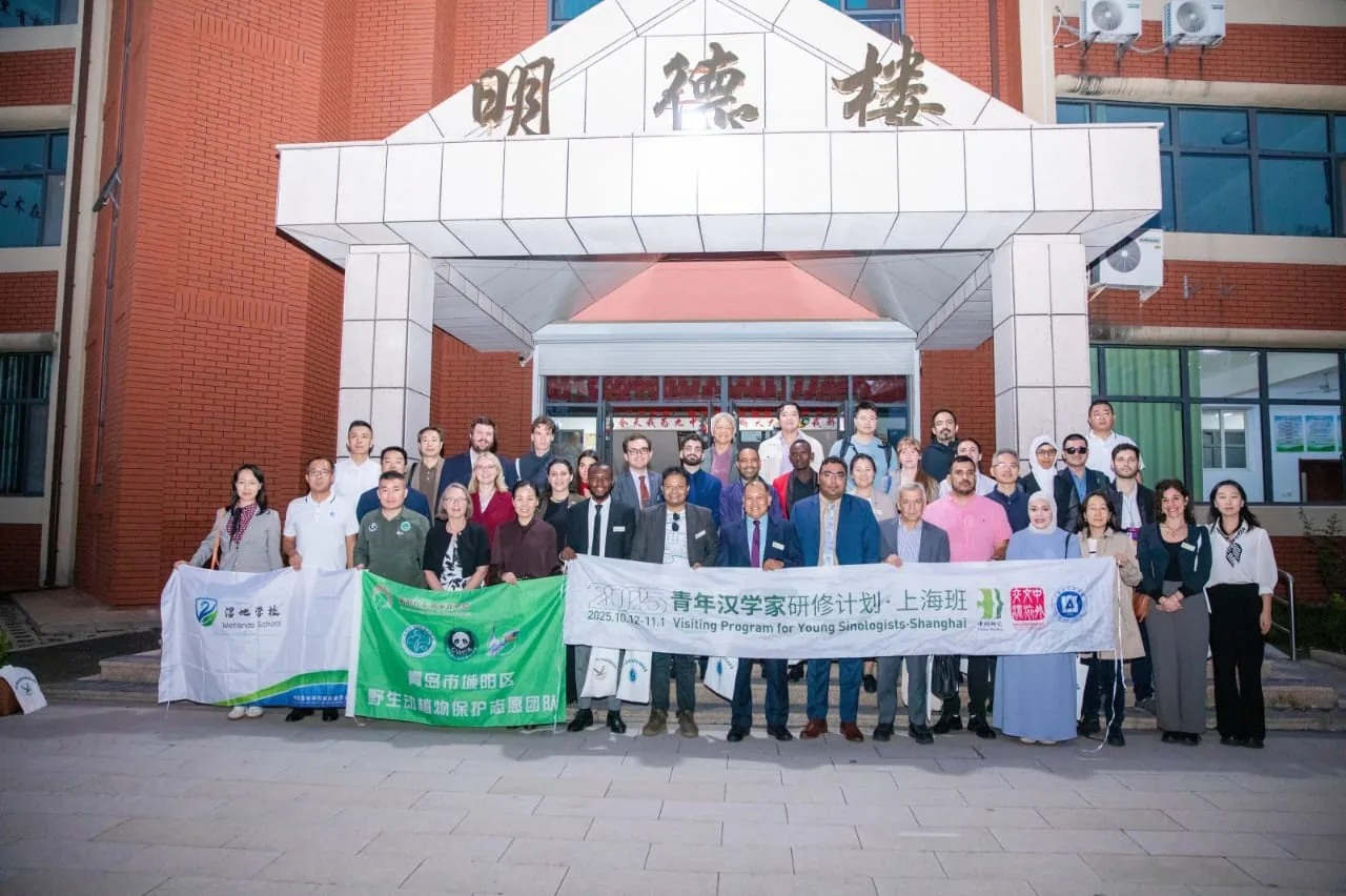 Delegación internacional de jóvenes sinólogos durante un programa de intercambio en Shanghái.