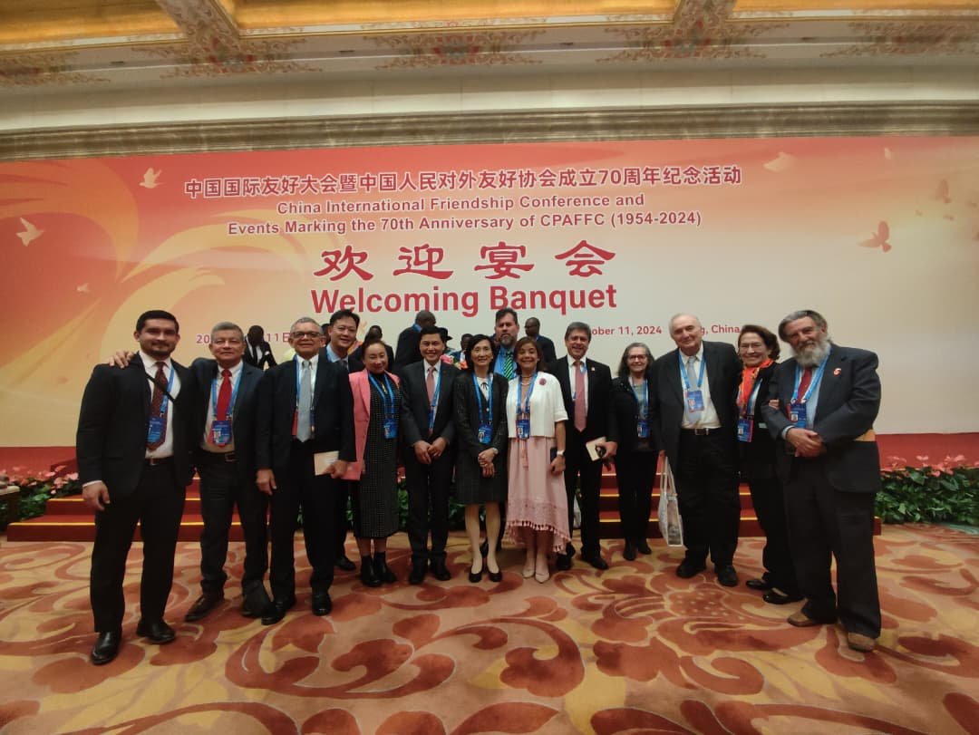Delegación de AVEACHI ante el telón del Banquete por el 70 aniversario de la CPAFFC en Beijing.